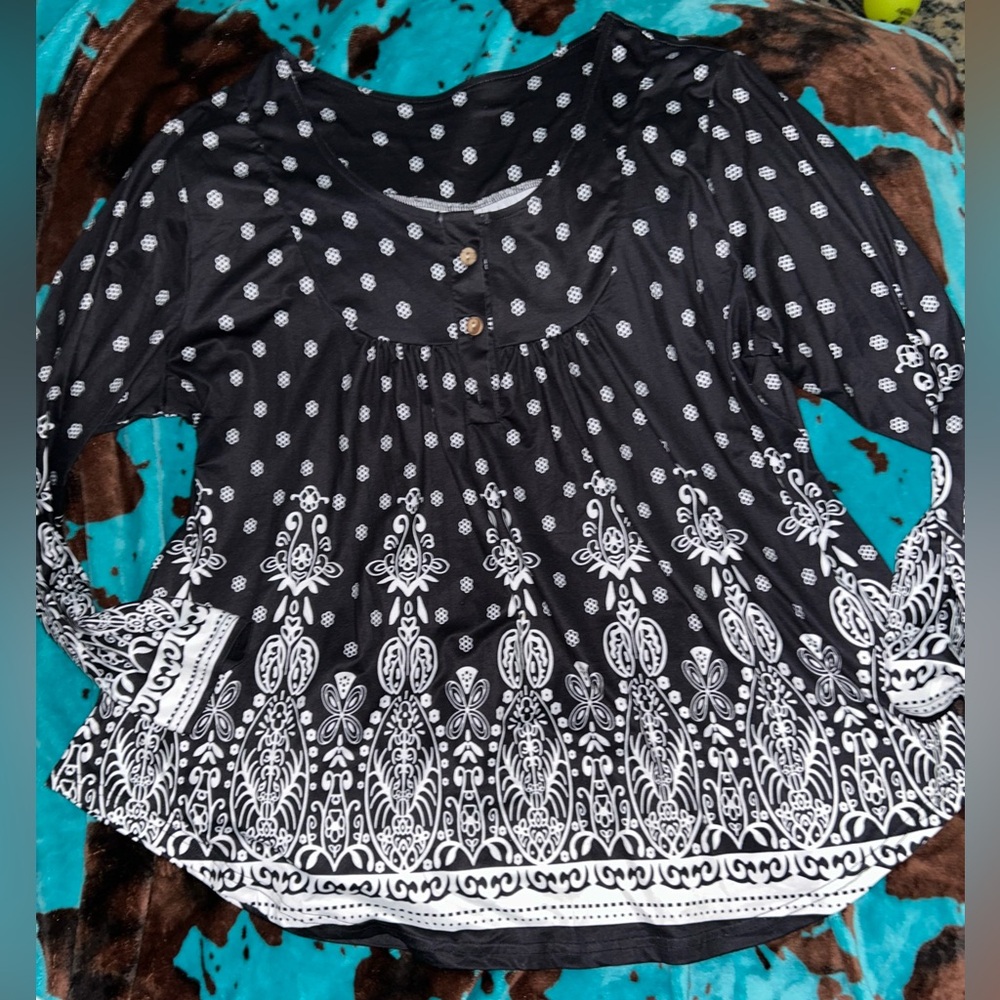 Size 3X - Boutique style Black and White Women's Top